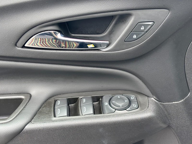 Chevrolet Equinox Vehicle Full-screen Gallery Image 16