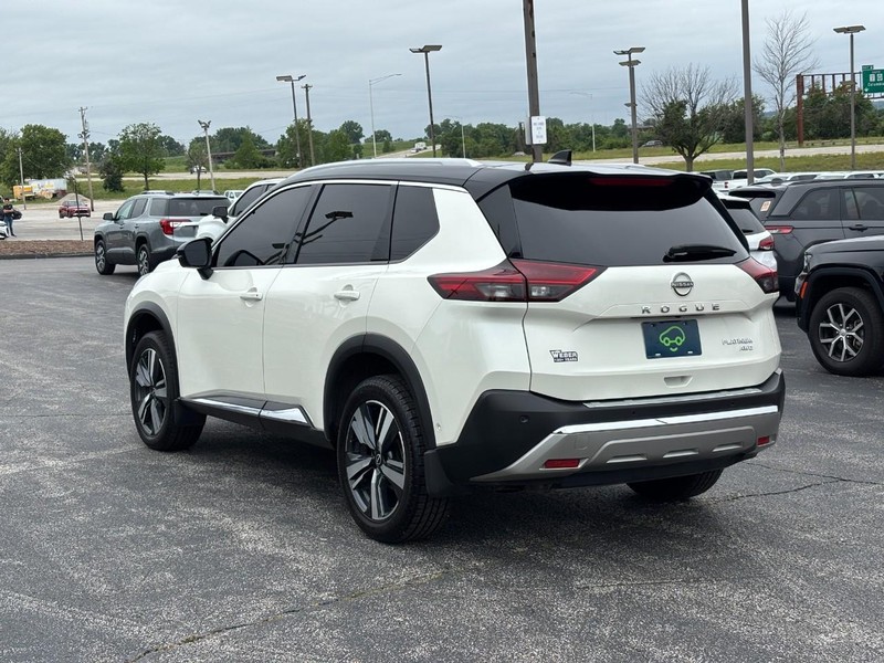 Nissan Rogue Vehicle Full-screen Gallery Image 3