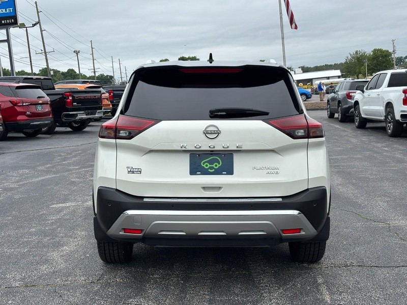 Nissan Rogue Vehicle Full-screen Gallery Image 4