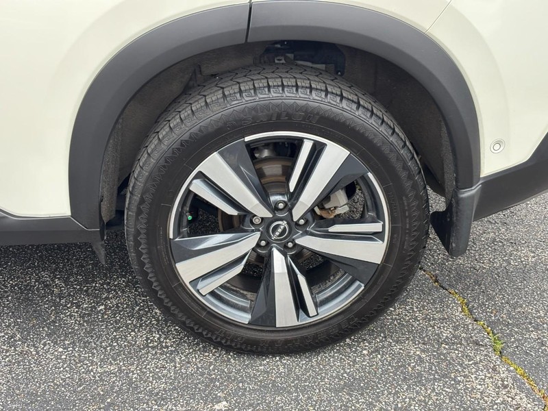 Nissan Rogue Vehicle Full-screen Gallery Image 9