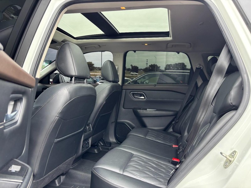 Nissan Rogue Vehicle Full-screen Gallery Image 10