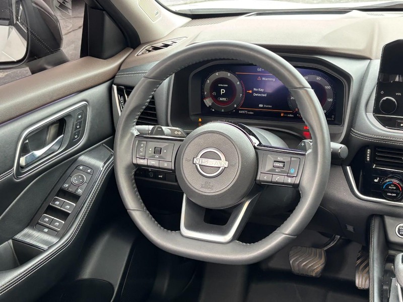 Nissan Rogue Vehicle Full-screen Gallery Image 12