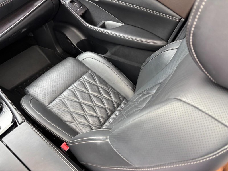 Nissan Rogue Vehicle Full-screen Gallery Image 14