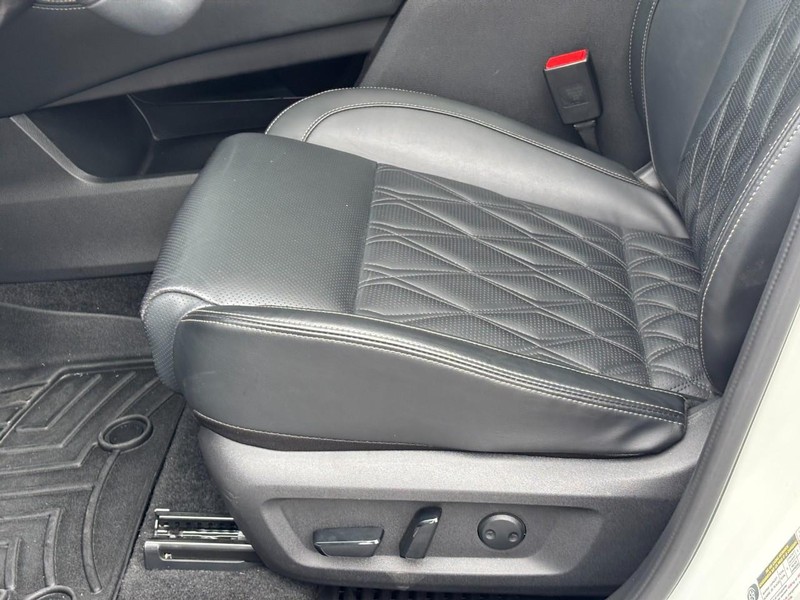 Nissan Rogue Vehicle Full-screen Gallery Image 15
