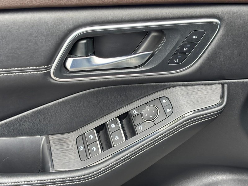 Nissan Rogue Vehicle Full-screen Gallery Image 16