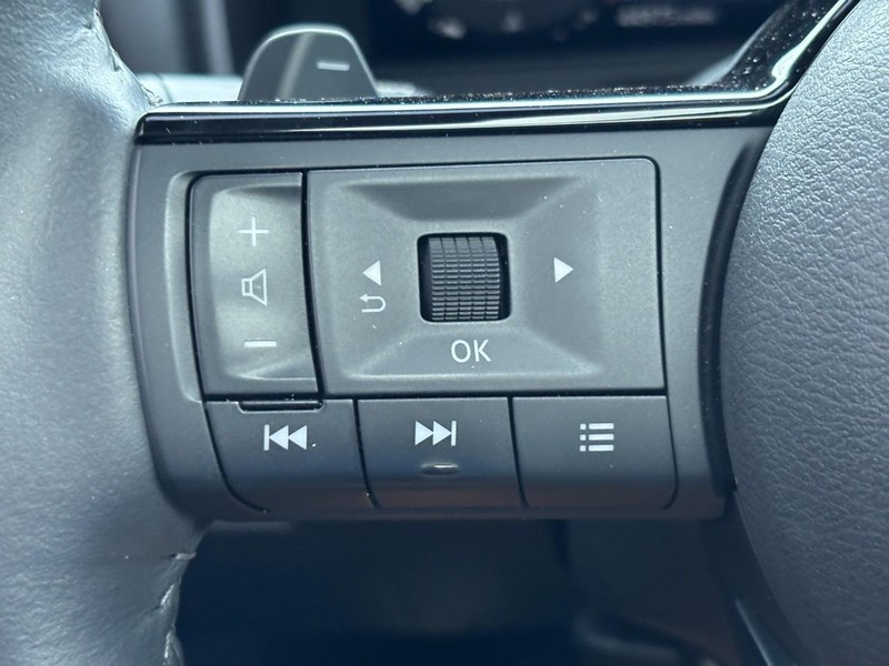 Nissan Rogue Vehicle Full-screen Gallery Image 17
