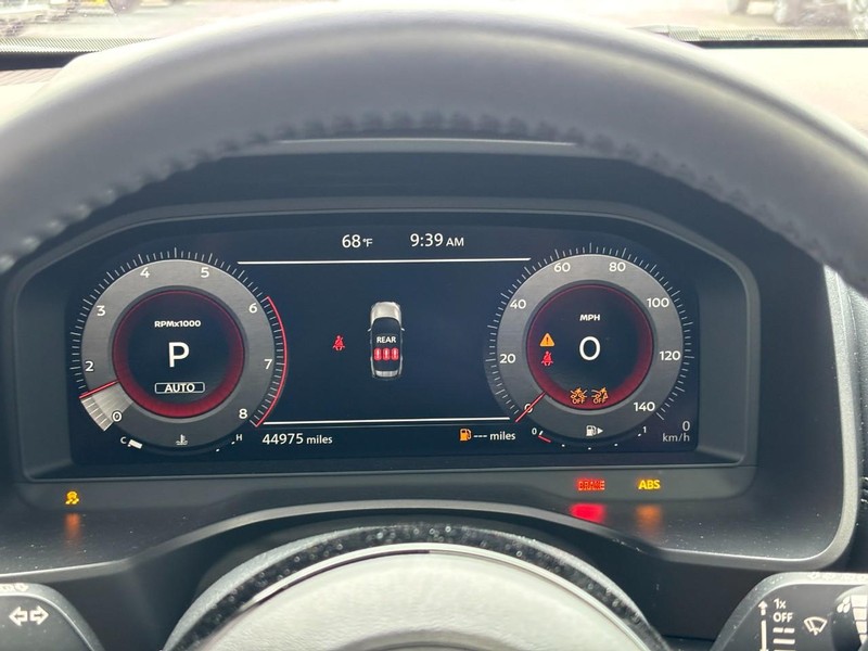 Nissan Rogue Vehicle Full-screen Gallery Image 19