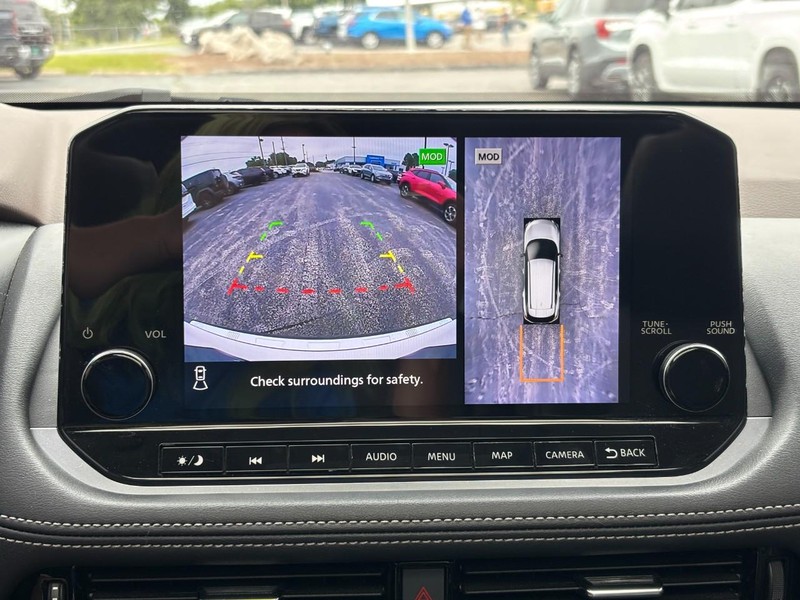 Nissan Rogue Vehicle Full-screen Gallery Image 21