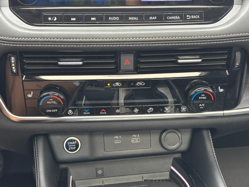 Nissan Rogue Vehicle Full-screen Gallery Image 22
