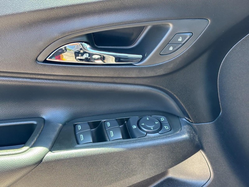 Chevrolet Equinox Vehicle Full-screen Gallery Image 16