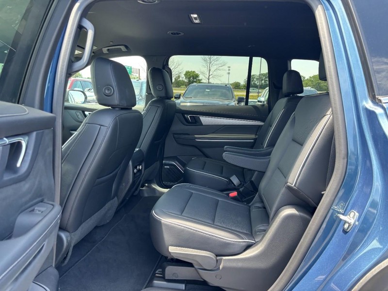 Buick Enclave Vehicle Full-screen Gallery Image 11