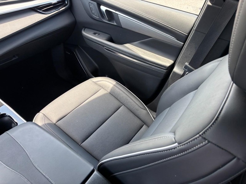 Buick Enclave Vehicle Full-screen Gallery Image 15