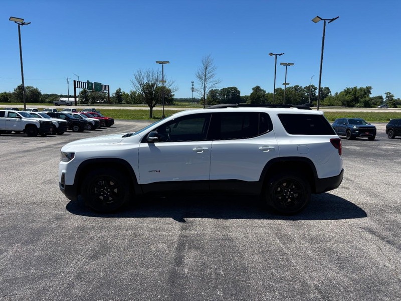 GMC Acadia Vehicle Full-screen Gallery Image 2