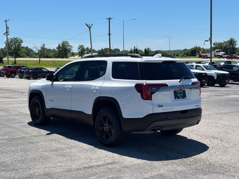 GMC Acadia Vehicle Full-screen Gallery Image 3