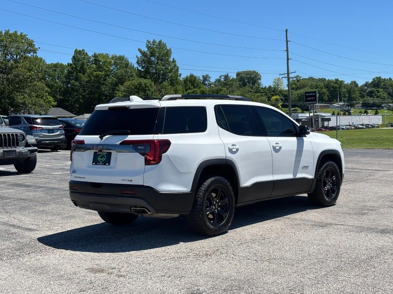 GMC Acadia Vehicle Full-screen Gallery Image 5