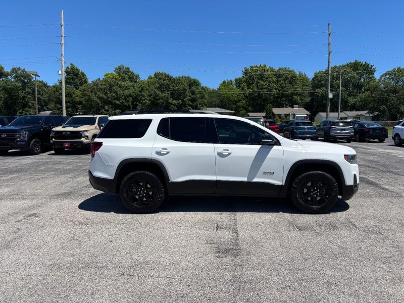 GMC Acadia Vehicle Full-screen Gallery Image 6
