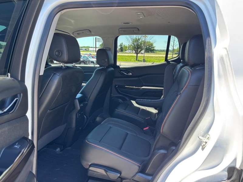 GMC Acadia Vehicle Full-screen Gallery Image 11