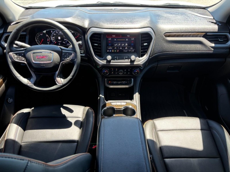 GMC Acadia Vehicle Full-screen Gallery Image 12