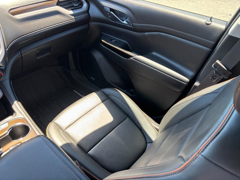 GMC Acadia Vehicle Full-screen Gallery Image 15