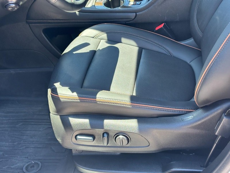 GMC Acadia Vehicle Full-screen Gallery Image 16
