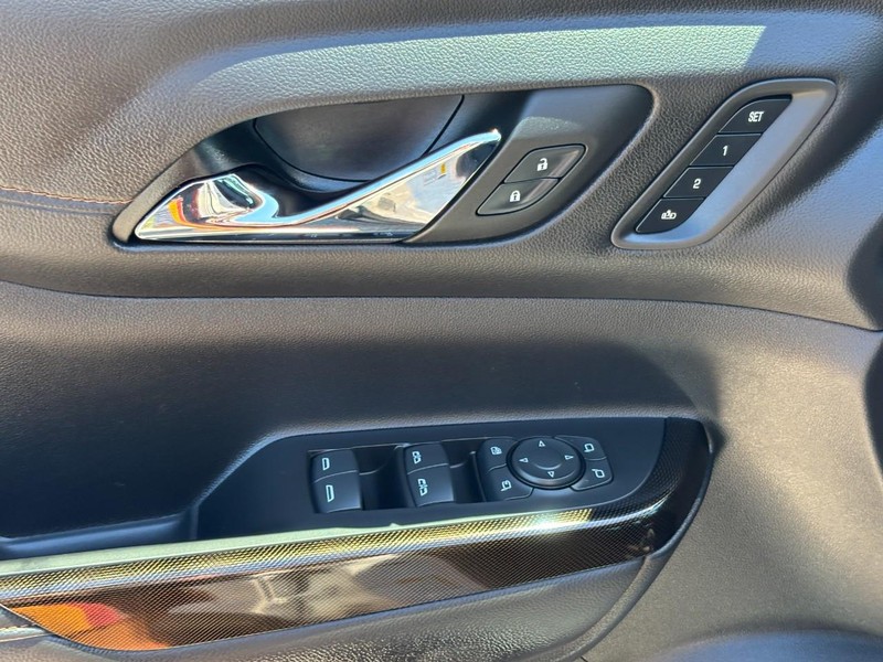 GMC Acadia Vehicle Full-screen Gallery Image 17