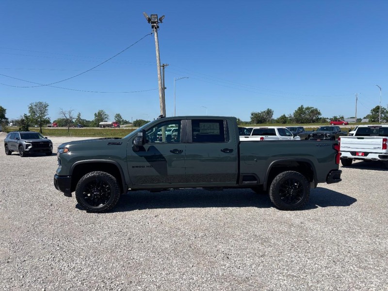 Chevrolet Silverado 2500HD Vehicle Full-screen Gallery Image 2