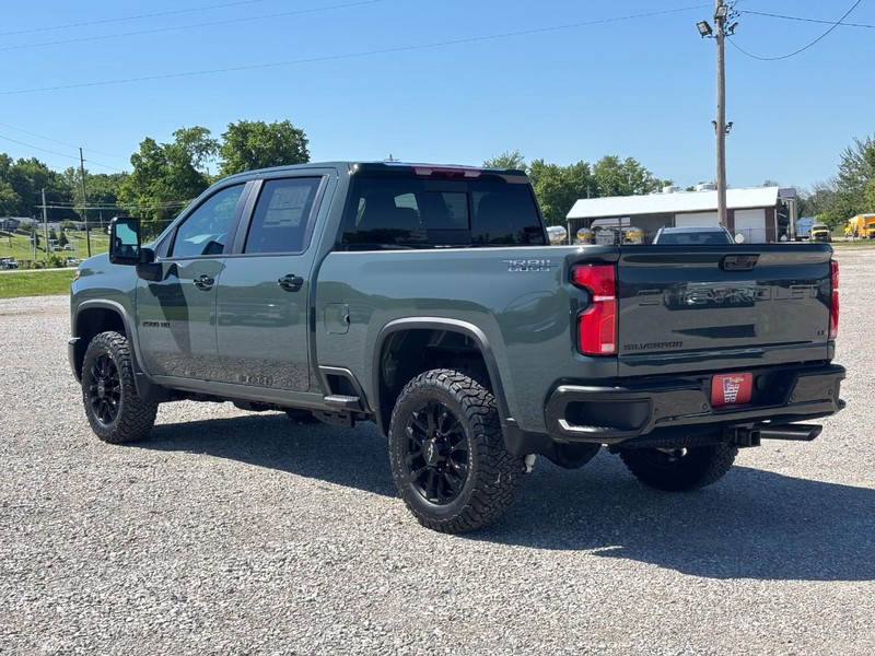 Chevrolet Silverado 2500HD Vehicle Full-screen Gallery Image 3