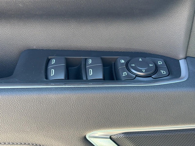 Chevrolet Silverado 2500HD Vehicle Full-screen Gallery Image 11
