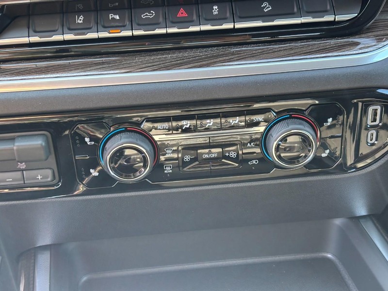 Chevrolet Silverado 2500HD Vehicle Full-screen Gallery Image 19