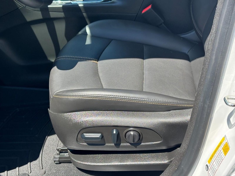 Chevrolet Equinox Vehicle Full-screen Gallery Image 15