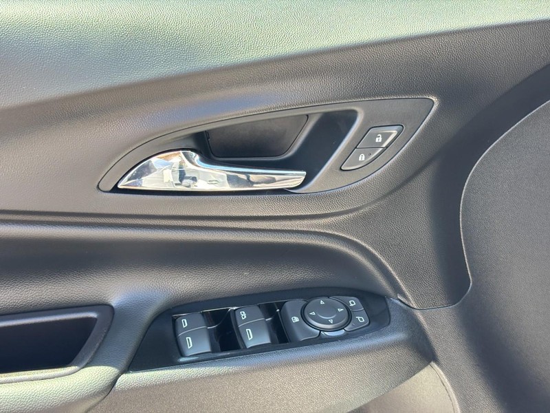 Chevrolet Equinox Vehicle Full-screen Gallery Image 16