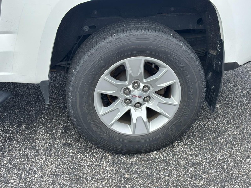 GMC Canyon Vehicle Full-screen Gallery Image 9
