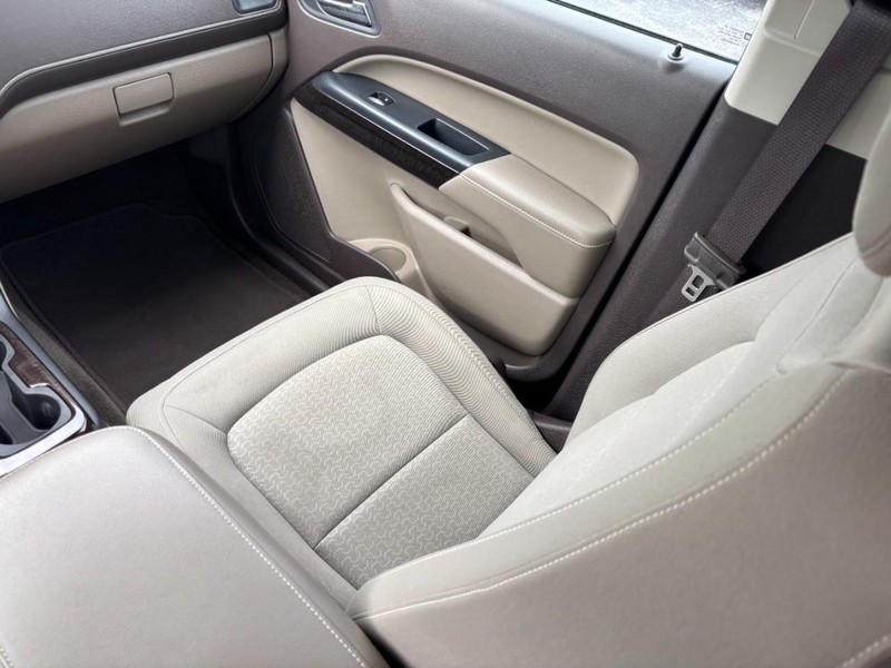 GMC Canyon Vehicle Full-screen Gallery Image 14