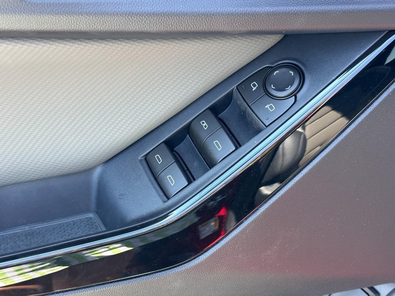 Chevrolet Equinox Vehicle Full-screen Gallery Image 11