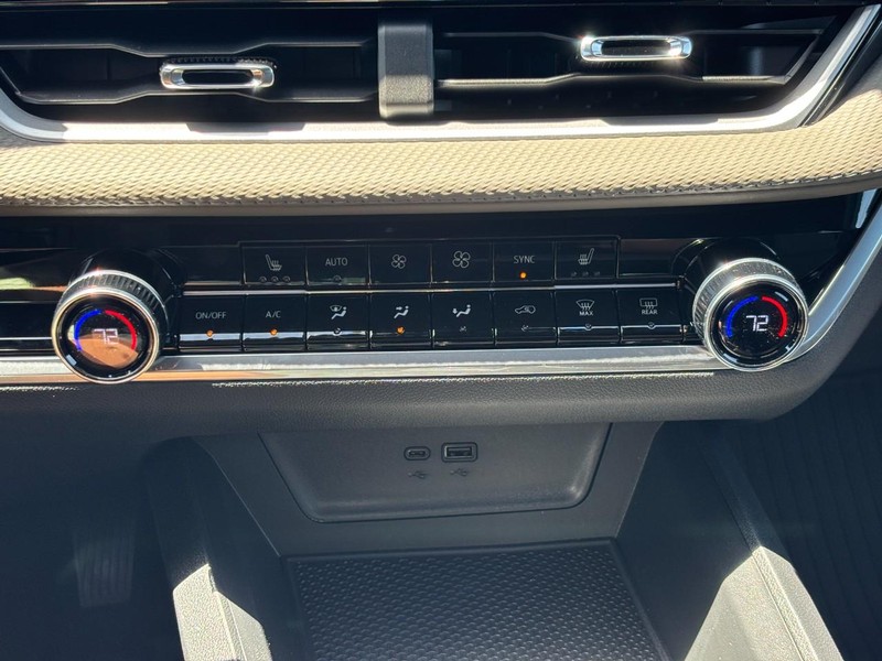 Chevrolet Equinox Vehicle Full-screen Gallery Image 18