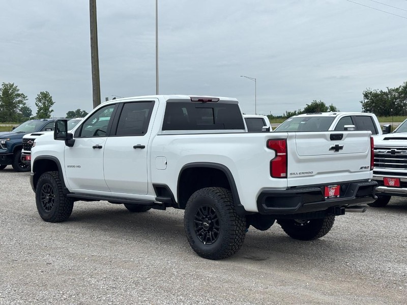 Chevrolet Silverado 2500HD Vehicle Full-screen Gallery Image 3
