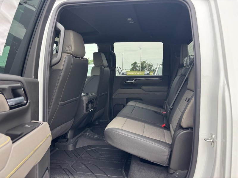 Chevrolet Silverado 2500HD Vehicle Full-screen Gallery Image 5