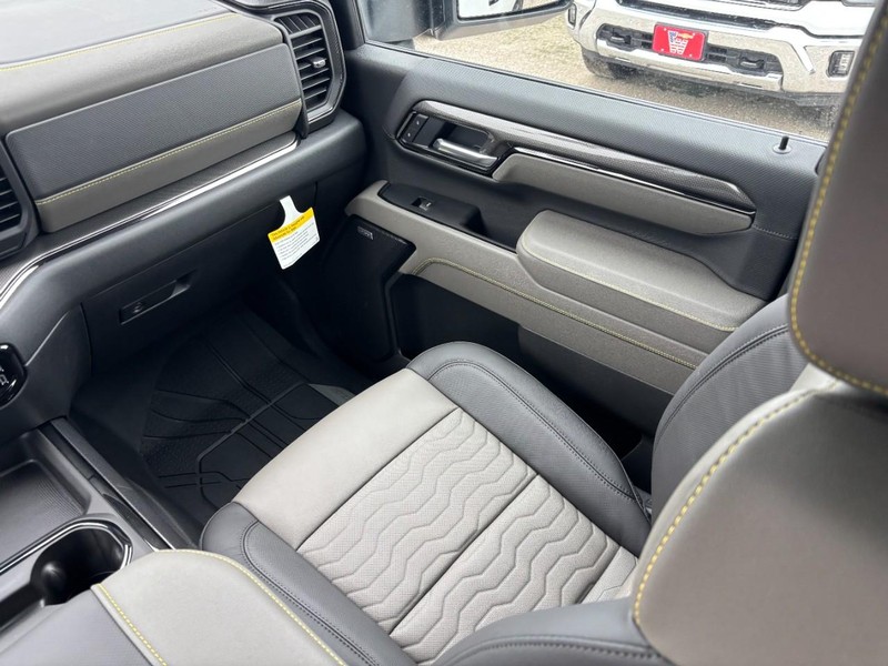 Chevrolet Silverado 2500HD Vehicle Full-screen Gallery Image 9