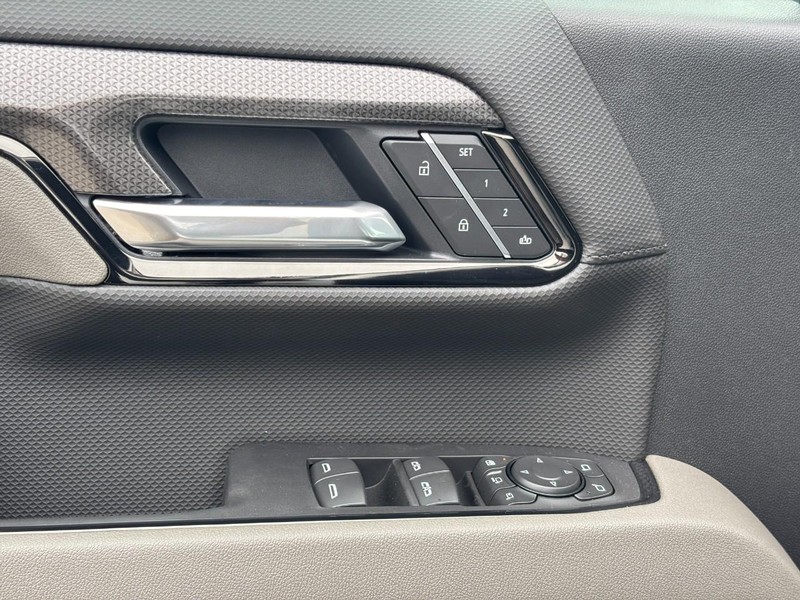 Chevrolet Silverado 2500HD Vehicle Full-screen Gallery Image 11