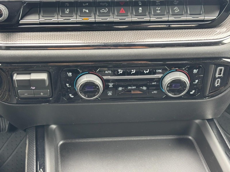 Chevrolet Silverado 2500HD Vehicle Full-screen Gallery Image 18