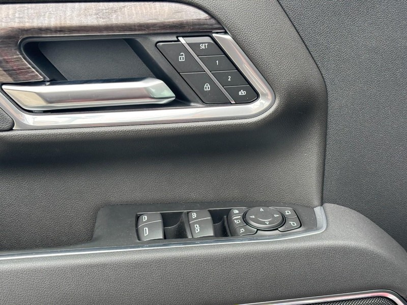 Chevrolet Silverado 2500HD Vehicle Full-screen Gallery Image 11