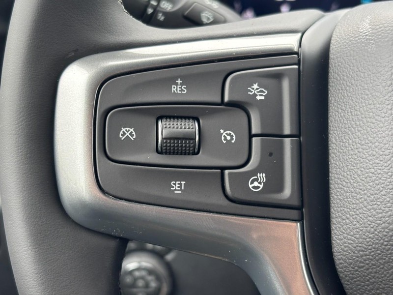 Chevrolet Silverado 2500HD Vehicle Full-screen Gallery Image 12