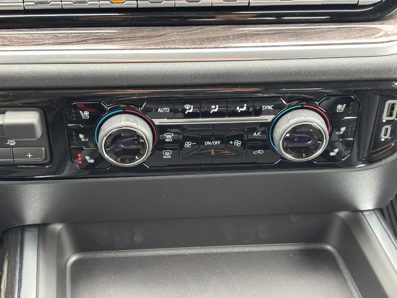 Chevrolet Silverado 2500HD Vehicle Full-screen Gallery Image 18