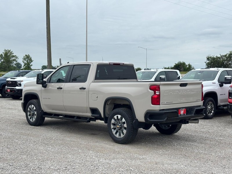 Chevrolet Silverado 2500HD Vehicle Full-screen Gallery Image 3