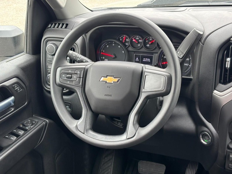 Chevrolet Silverado 2500HD Vehicle Full-screen Gallery Image 7