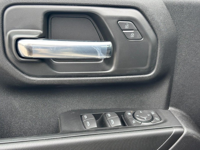 Chevrolet Silverado 2500HD Vehicle Full-screen Gallery Image 11