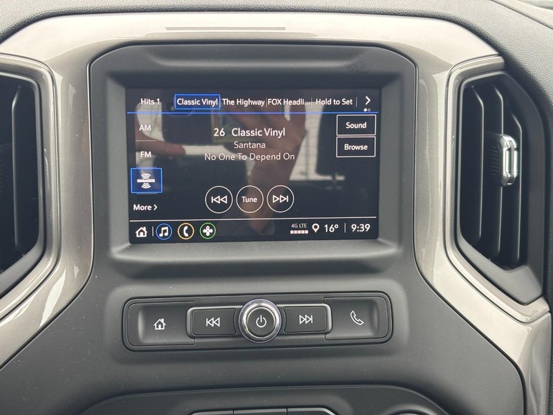 Chevrolet Silverado 2500HD Vehicle Full-screen Gallery Image 14