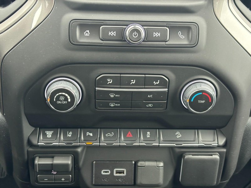 Chevrolet Silverado 2500HD Vehicle Full-screen Gallery Image 16