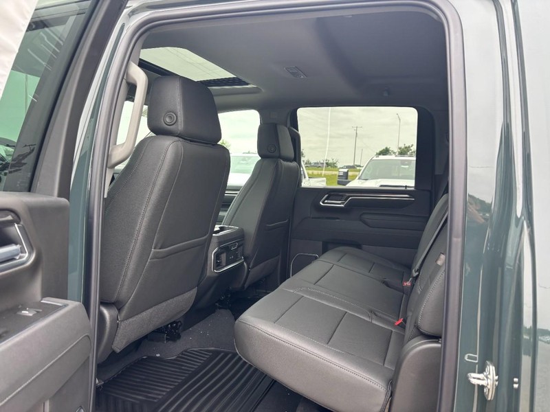 Chevrolet Silverado 2500HD Vehicle Full-screen Gallery Image 5