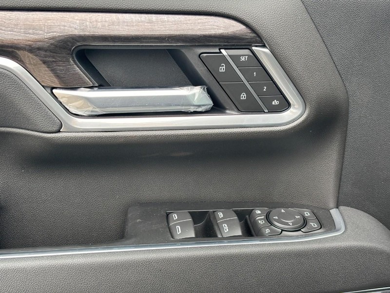 Chevrolet Silverado 2500HD Vehicle Full-screen Gallery Image 11